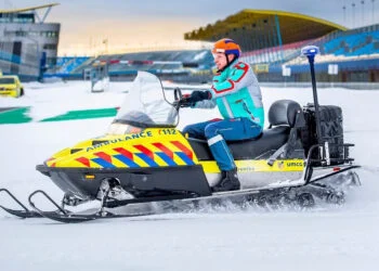 DIK: Ambulance-sneeuwscooter wordt losgelaten op het TT Circuit in Assen
