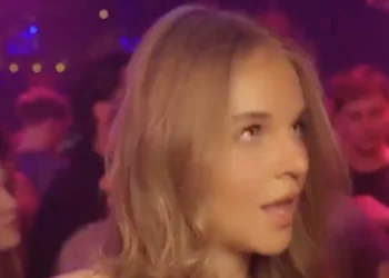 VIDEO: Dame gaat viral met dansmoves in Rotterdamse club