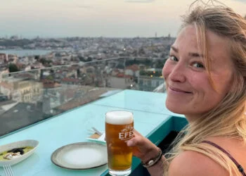 FOTO’S: Geraldine Kemper verrast met wel érg gedurfde fotoshoot in het gras