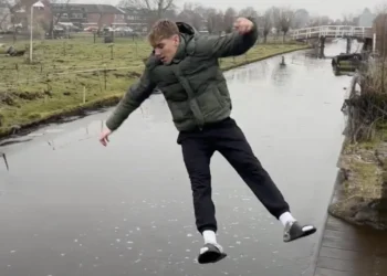 VIDEO: Jongeman test op bijzondere wijze of ijs dik genoeg is