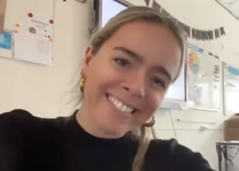 VIDEO: Juf Roos steelt de show met fijne dansmoves in de klas!