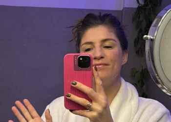 FOTO: Marieke Elsinga start de week vroeg en deelt foto in haar badjas