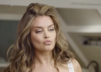 VIDEO: Miljuschka Witzenhausen tovert zichzelf in witte lingerie voor Valentijnsdag