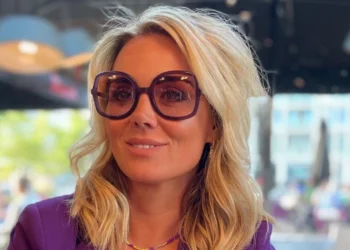 FOTO: Monique Westenberg steelt de show met diepe decolleté in Vinted-promotie