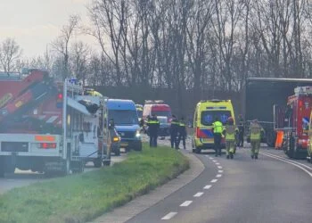Drie gewonden bij heftige botsing in Lelystad, minderjarige zwaargewond