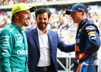 BREAKING: Verstappen verbreekt eindelijk de stilte over Aston Martin-geruchten!