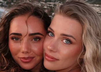 FOTO’S: De Brabantse Victoria Vermeer verrast met vakantiefoto’s in blauw badpak