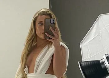 OEPS: Amy Vol van OG3NE deelt intieme spiegelfoto’s met amper iets aan