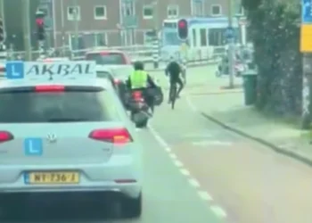 Heftige beelden: Fietser geschept door auto in Delft, bestuurder denkt niet aan stoppen