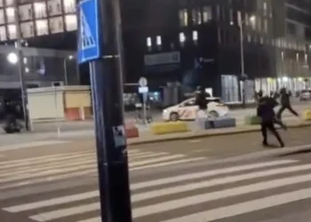 VIDEO: Omgekeerde wereld: BOA’s moeten vluchten voor groep jongeren in Osdorp