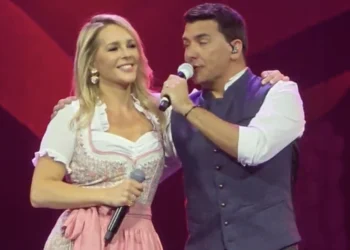 Beter wordt het niet: Chantal Janzen in een Duitse Dirndl jurk