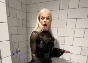 Davina Michelle gaat viráál in doorschijnende jurk op de rode loper! (VIDEO)