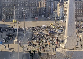 NET BINNEN: Meerdere mensen neergestoken op de Dam, trauma aanwezig