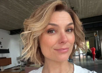 FOTO: Belgische presentatrice Evi Hanssen gaat uit kleren met een boodschap