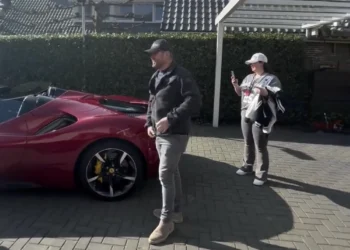 VIDEO: Volkszanger Frans Duijts haalt zijn auto’s uit de garage (paar miljoen)