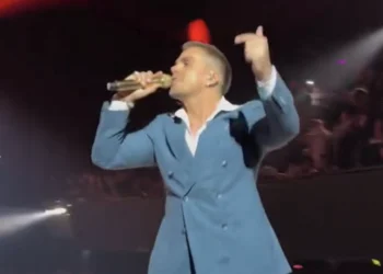 FOTO: Bizarre bon voor avondje Holland Zingt Hazes houdt de gemoederen bezig