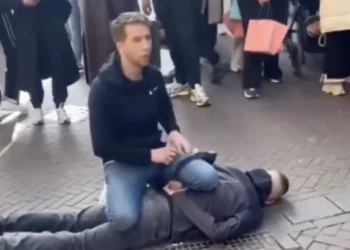 VIDEO: Onbekende jongeman overmeestert eigenhandig messentrekker op de Dam