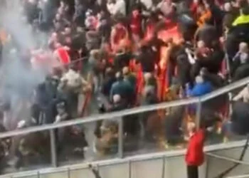 Ajax-fans en AZ-supporters op de vuist in familievak in de Arena