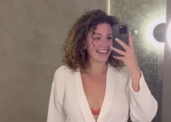 VIDEO: Emma Deckers trotseert ijskoud bad in bikini – dit móét je zien