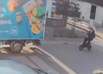 VIDEO: Fatbiker zit op telefoon en ziet AH-bezorgbusje over het hoofd