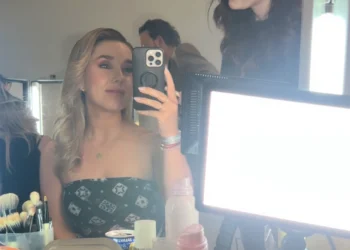 FOTO’S: Q-music DJ Judith Eijk steelt de show in haar rode jurk met diep decolleté