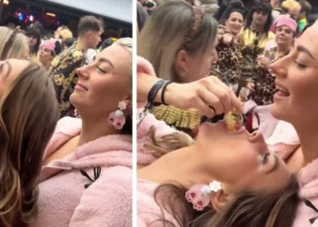 VIDEO: Carnavalgangers laten ondeugend shotjes-trucje zien en gaan viraal