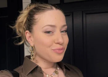 FOTO: Lisa Vol gaat de deur uit in pikant topje en deelt een selfie