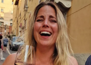 FOTO: Hoofdredacteur LINDA (Marije Knevel) toont trots haar nieuwe badpak