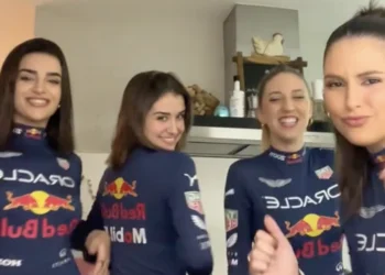 VIDEO: Deze dames gaan los in Max Verstappen-outfits tijdens carnaval