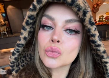 OEPS: Miljuschka Witzenhausen deelt foto in haar tijgerprint onesie