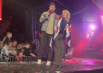 OEPS: Monique Smit gooit haar heupen los bij Tim Douwsma op het podium