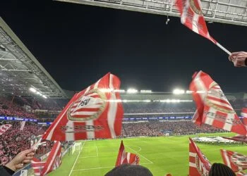 WOW: PSV betaalt alle tickets van fans die naar Arsenal afreizen