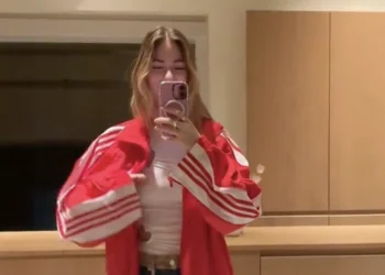 OEPS: Roxy Dekker laat net iets te veel zien nadat ze haar Adidas-jackje uitgooit