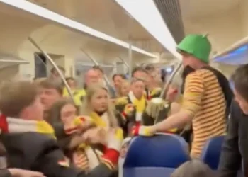 VIDEO: Groep jongeren vinden elkaar niet zo lief in de trein na carnaval