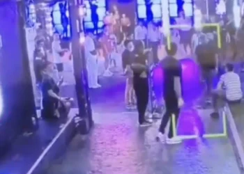 VIDEO: Uitsmijter is oude man die vrouwen lastig valt zat en lost het zelf op