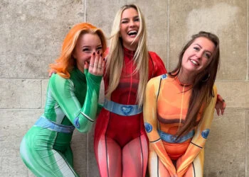 VIDEO: Dames kleden zich om tot Totally Spies en doen dansje voor de spiegel