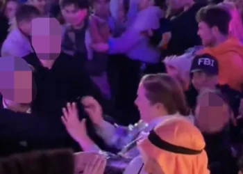 Verschrikkelijk: groep mannen vallen vrouw aan bij carnaval in Maastricht