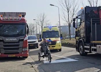 VIDEO: Man met handicap in driewieler blokkeert ambulance, doet alles wat hij kan