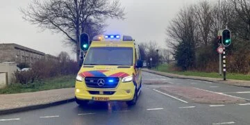 VIDEO: Auto vliegt in brand na ongeluk op N35 bij Raalte: Bestuurder overleden