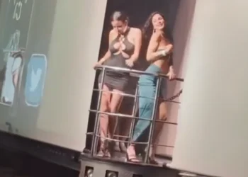 VIDEO: Deze discotheek heeft een luchtkanon onder precies het juiste podium