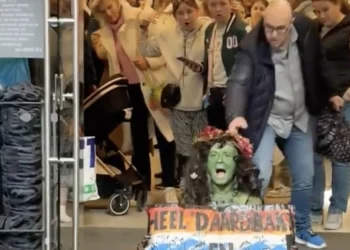 VIDEO: Man is klaar met klimaatactiviste en grijpt zelf in bij uitgang Primark
