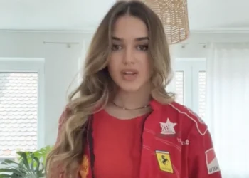 VIDEO: Deze dame in een Ferrari-pak laat heel Lampengat omkijken