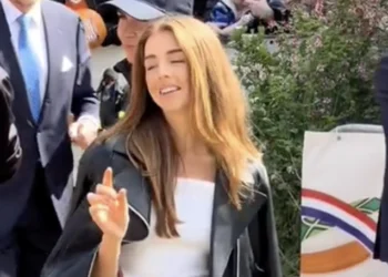 VIDEO: Enorme commotie over Alexia op Koningsdag: ”Dit kan gewoon echt niet”