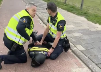 VIDEO: Politie moet ‘collega’ hardhandig oppakken in Katwijk