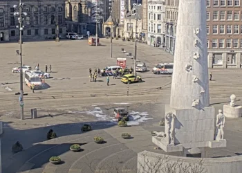 VIDEO: Auto ontploft op de Dam, vermoedelijk aangestoken door bestuurder