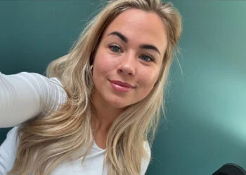 FOTO’S: Boerin Ilse Kappert laat zien wat ze onder haar overall draagt