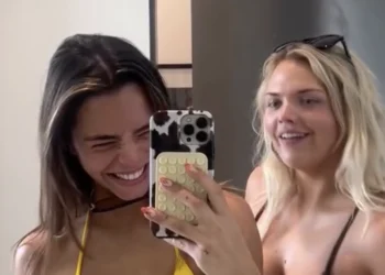VIDEO: Indigo Oord en Isadee Jansen gaan voor een verfrissende duik in matchende bikini’s