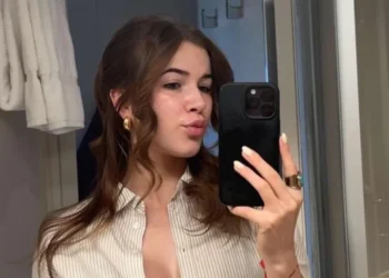 FOTO: Jade Anna deelt spiegelselfie in open blazer – fans weten niet waar ze moeten kijken