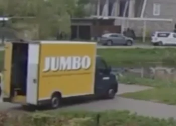 VIDEO: Bezorger van de Jumbo vergat één ding bij het uitladen van de boodschappen