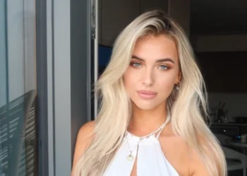 FOTO: Lynn Hermanussen deelt bikinifoto terwijl ze geniet van een cocktail